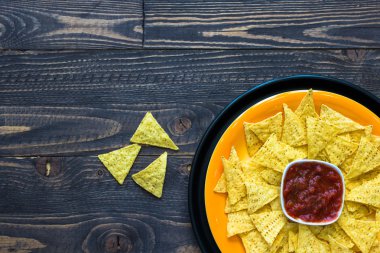 Meksika cips cips ahşap arka plan üzerinde