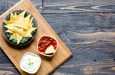 Meksika cips cips ahşap arka plan üzerinde