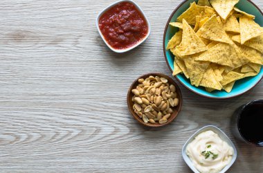 Meksika cips cips ahşap arka plan üzerinde