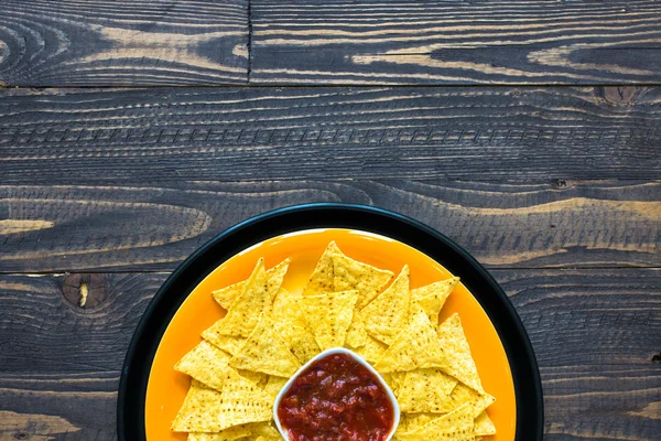 Chips de nachos mexicanos sobre fondo de madera — Foto de Stock