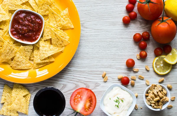 Mexikói nachos chips fából készült háttér — Stock Fotó