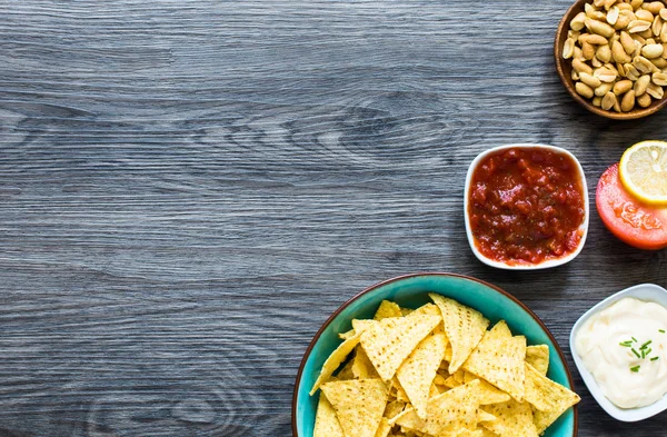 Meksika cips cips ahşap arka plan üzerinde