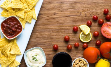 Meksika cips cips ahşap arka plan üzerinde