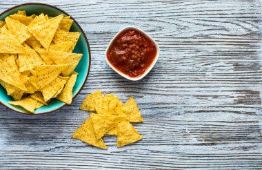 Meksika cips cips ahşap arka plan üzerinde