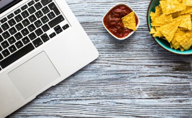 Meksika cips cips ahşap arka plan üzerinde