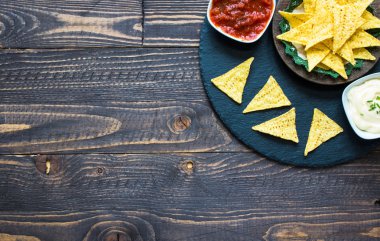 Meksika cips cips ahşap arka plan üzerinde