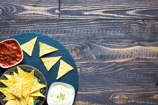 Meksika cips cips ahşap arka plan üzerinde