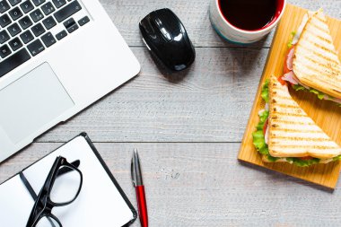 Sağlıklı sandviç ekmek en iyi görünümü ahşap arka plan üzerinde