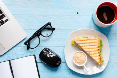 Sağlıklı sandviç ekmek en iyi görünümü ahşap arka plan üzerinde