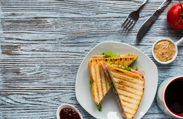 Ovanifrån hälsosam smörgås toast på en trä bakgrund — Stockfoto