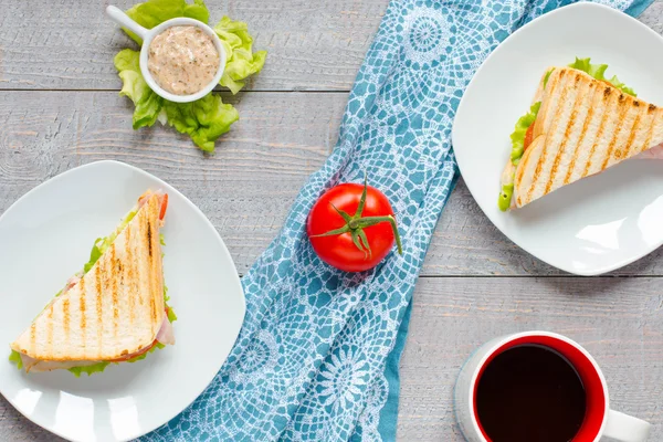 Vista superior de la tostada sándwich saludable sobre un fondo de madera — Foto de Stock