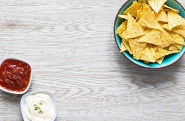 Meksika cips cips ahşap arka plan üzerinde