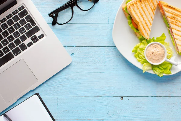 Bovenaanzicht gezonde Sandwich toast op een houten achtergrond — Stockfoto