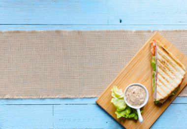 Sağlıklı sandviç ekmek en iyi görünümü ahşap arka plan üzerinde