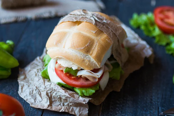 Färska och läckra smörgås med skinka och grönsaker — Stockfoto
