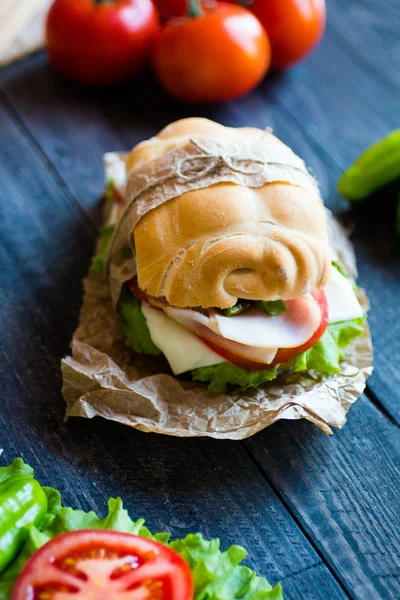 Färska och läckra smörgås med skinka och grönsaker — Stockfoto