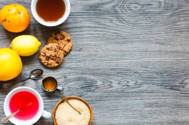 Limon, süt, bal, portakal, nar, bir woode üzerinde meyve çayı