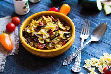 İtalyan makarnası ve sebze