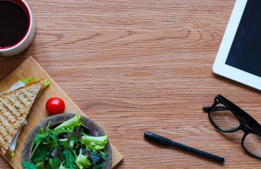 Sağlıklı sandviç, üstten görünüm ahşap arka plan üzerinde 