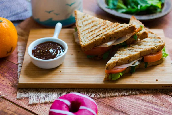 Ovanifrån av friska Sandwich, på en trä bakgrund — Stockfoto