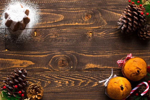 Mini panettone z owocami i świątecznych dekoracji, — Zdjęcie stockowe