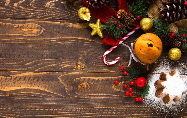 Mini panettone a gyümölcsök és a karácsonyi dekoráció, — Stock Fotó