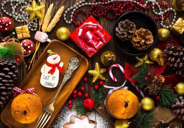 Mini panettone com frutas e decoração de Natal , — Fotografia de Stock