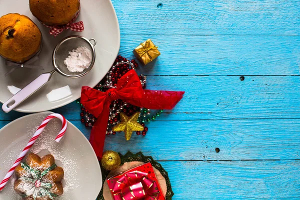 Міні-панеттон з фруктами та різдвяними прикрасами , — стокове фото