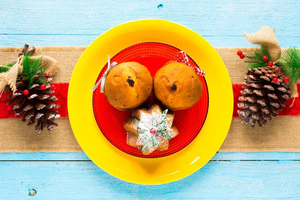 Міні-панеттон з фруктами та різдвяними прикрасами , — стокове фото