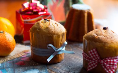 Mini panettone ve meyve ve Noel dekorasyonu ile pandoro