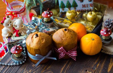 Meyve ve Noel dekorasyonu ile Mini panettone,