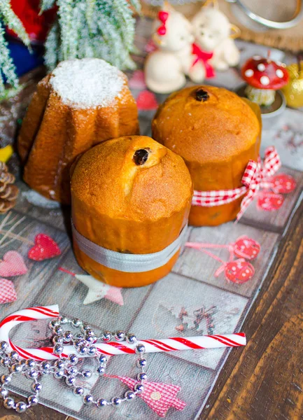 Mini panettone en pandoro, met vruchten en decoratie van Kerstmis — Stockfoto