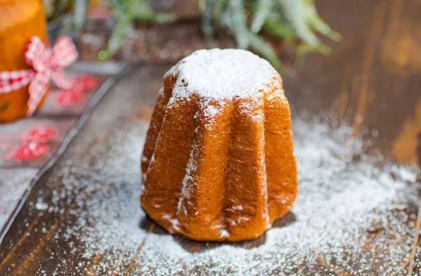 Mini pandoro, con decorazione natalizia , — Foto Stock