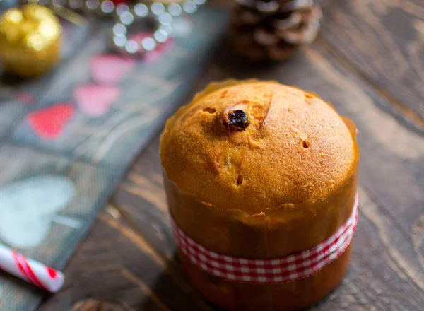 Mini panettone aux fruits et décoration de Noël , — Photo