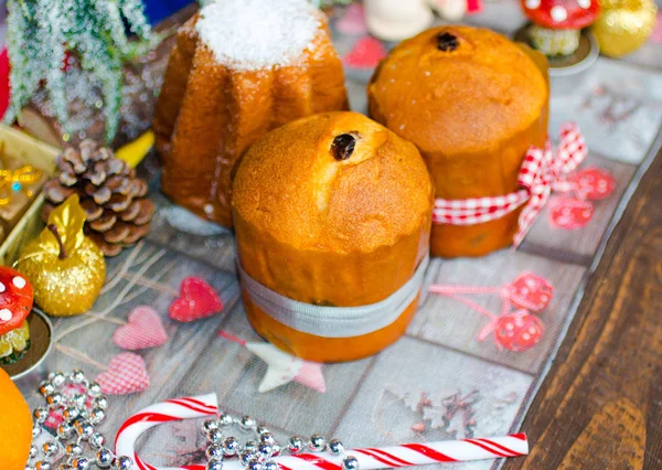 Mini panettone en pandoro, met vruchten en decoratie van Kerstmis — Stockfoto