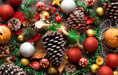 Meyve ve Noel dekorasyonu ile Mini panettone,