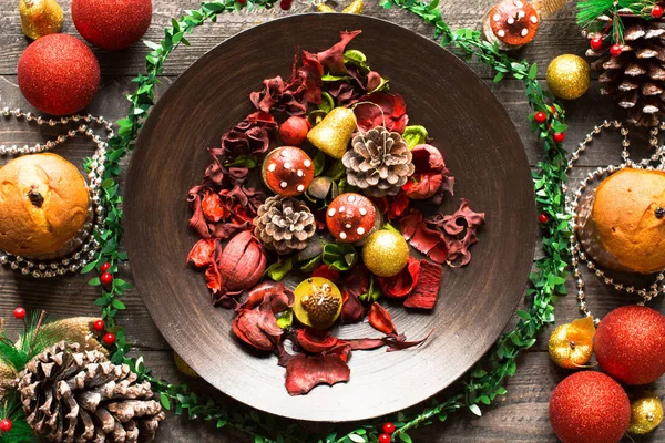 Mini panettone z owocami i świątecznych dekoracji, — Zdjęcie stockowe