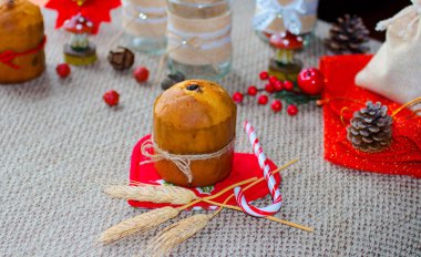 Noel dekorasyonu ile Mini panettone,