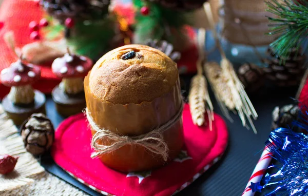 Noel dekorasyonu ile Mini panettone,