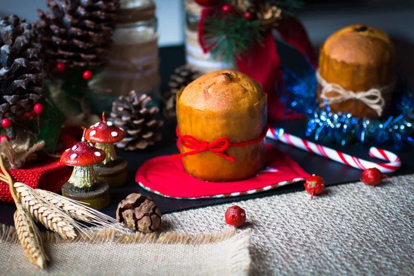 Mini panettone con decoración de Navidad , — Foto de Stock
