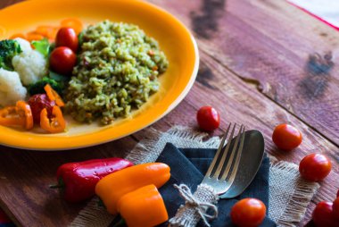 Ahşap zemin üzerine sebzeli risotto