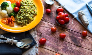 Ahşap zemin üzerine sebzeli risotto