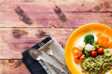 Ahşap zemin üzerine sebzeli risotto