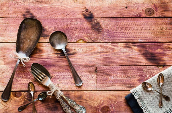 Ahşap zemin üzerine sebzeli risotto