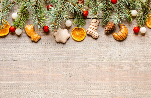 Рождественский фон с орнаментами на деревенском деревянном набережной — стоковое фото