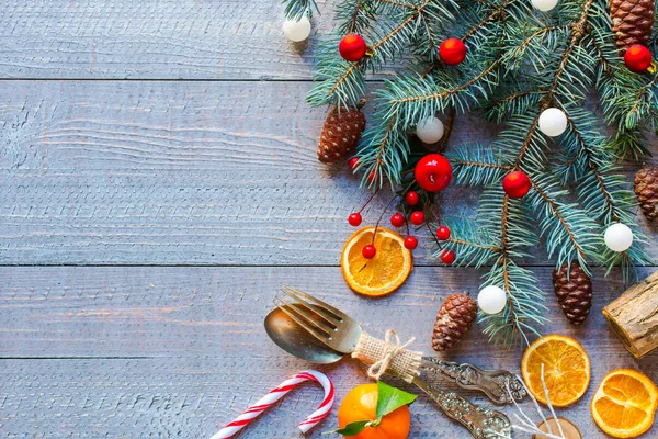 Tło wakacje Christmas ornamentami na rustykalne drewniane bac — Zdjęcie stockowe
