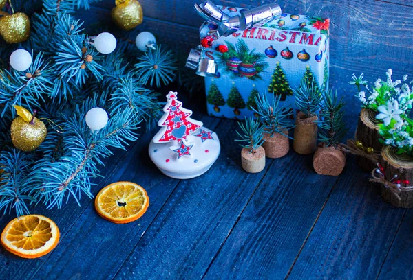 Dekorasi Natal, di latar belakang kayu pedesaan — Stok Foto