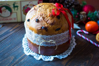 Meyve ve ahşap arka Noel dekorasyonu ile panettone