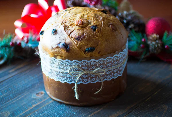 Meyve ve ahşap arka Noel dekorasyonu ile panettone
