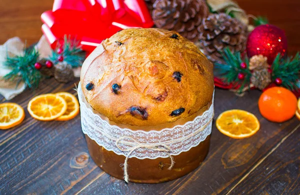 Meyve ve ahşap arka Noel dekorasyonu ile panettone